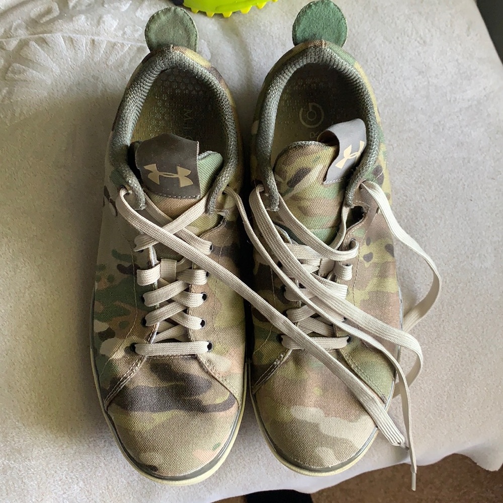 10.5 size men's camo underarmour shoes